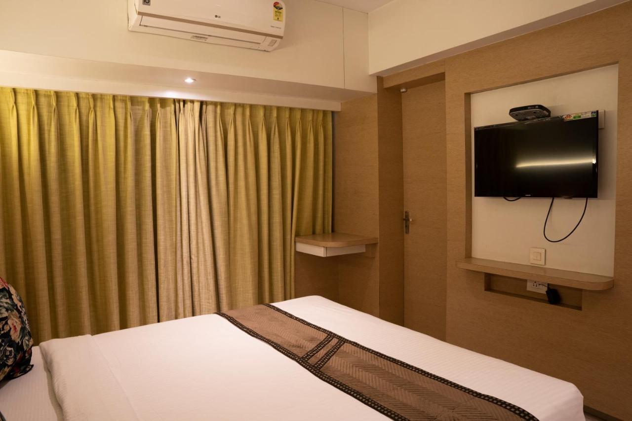 Gold Crest Business Hotel Navi Mumbai Exterior foto