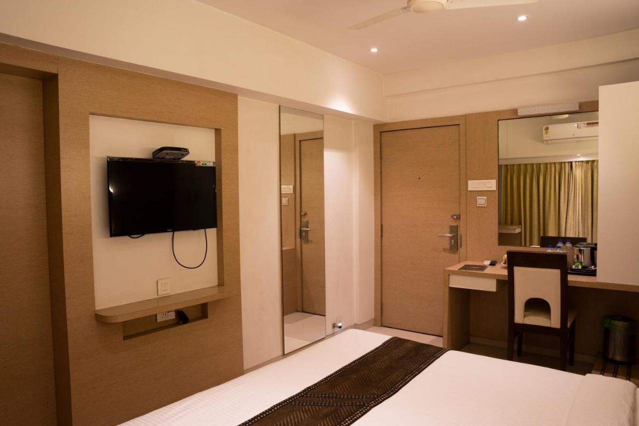 Gold Crest Business Hotel Navi Mumbai Exterior foto