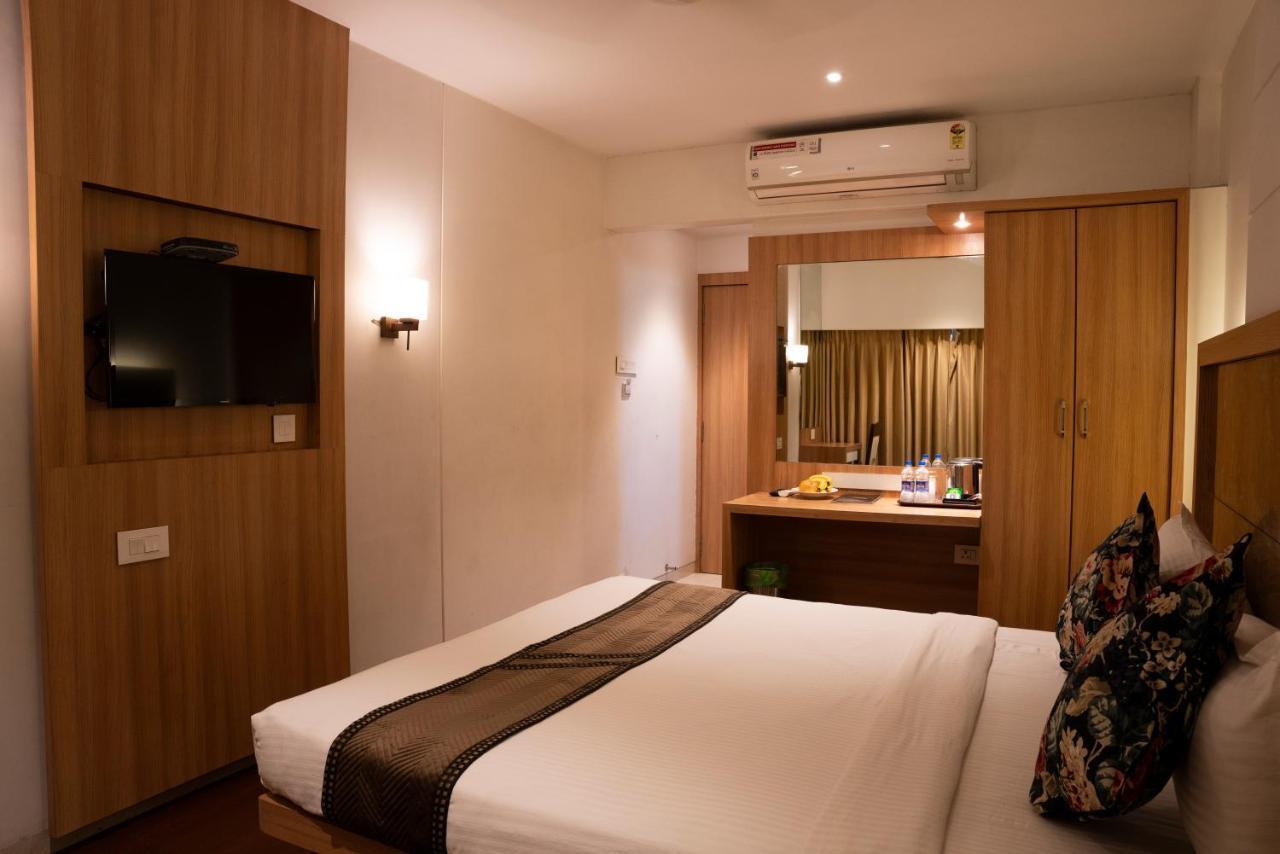 Gold Crest Business Hotel Navi Mumbai Exterior foto